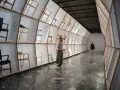 Wystawa krzeseł w muzeum designu Kopenhaga. Ludzie podziwiają ekspozycję w nowoczesnej, geometrycznej przestrzeni.