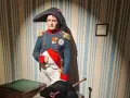 Napoleon Bonaparte w muzeum figur woskowych w Paryżu. Jego postać w historycznym mundurze przyciąga wzrok.