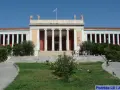 Narodowe Muzeum Archeologiczne w Atenach, z grecką flagą na dachu, zaprasza zwiedzających.