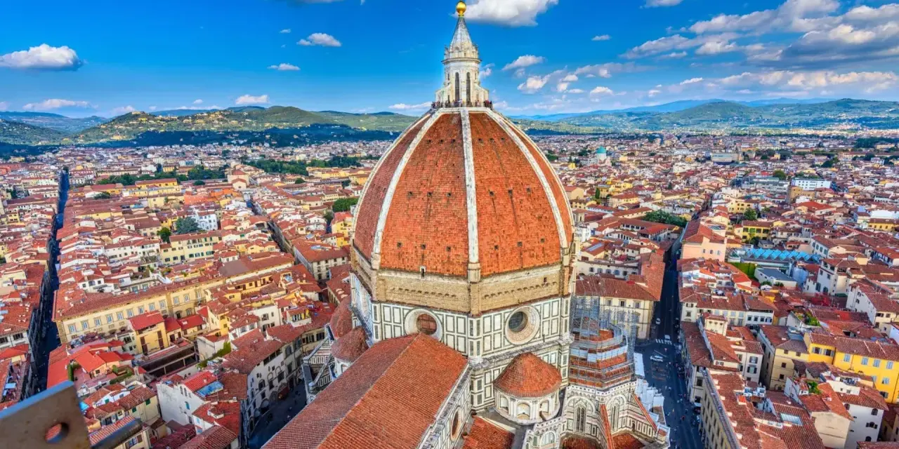 Widok na kopułę Duomo i miasto Florencja. W tle wzgórza Toskanii. To miejsce to prawdziwy florenckie muzeum pod gołym niebem.