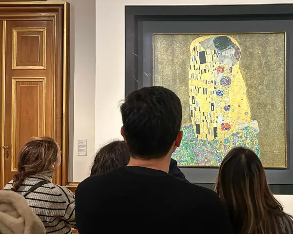 Wiedeń wita miłośników sztuki. Obrazy Klimta, jak "Pocałunek", zachwycają złotem i symboliką.