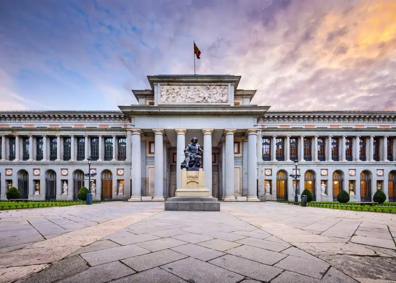 Przed imponującym muzeum sztuki w Madrycie, z rzeźbą artysty na czele, rozciąga się kamienny plac.