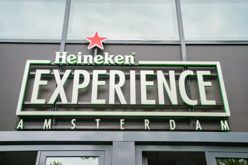 Wejście do muzeum Heineken Experience w Amsterdamie.