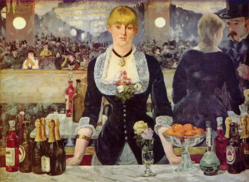 Bar w Folies-Bergère. Młoda barmanka z kwiatami we włosach i na sukni stoi za ladą pełną butelek i owoców, w tle tłum widzów.